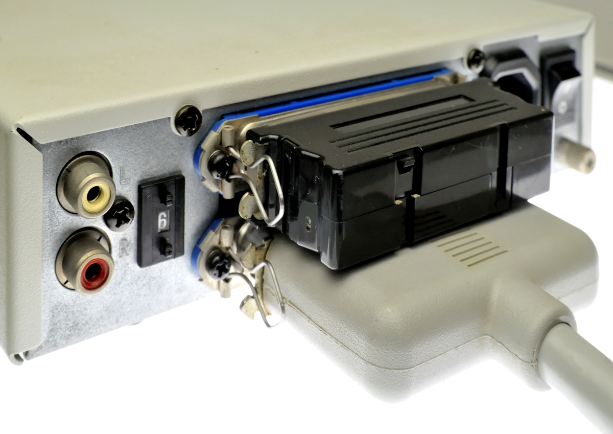 図2-8.CDドライブとSCSIケーブル・SCSIターミネーターの接続