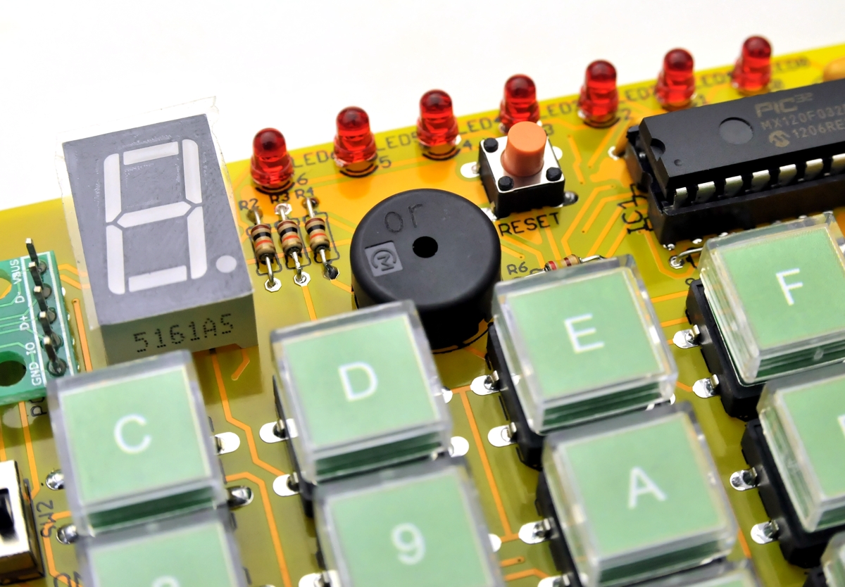 図2-2.LED（赤）・7セグメントLED・圧電スピーカー・ハードウェアリセットスイッチ