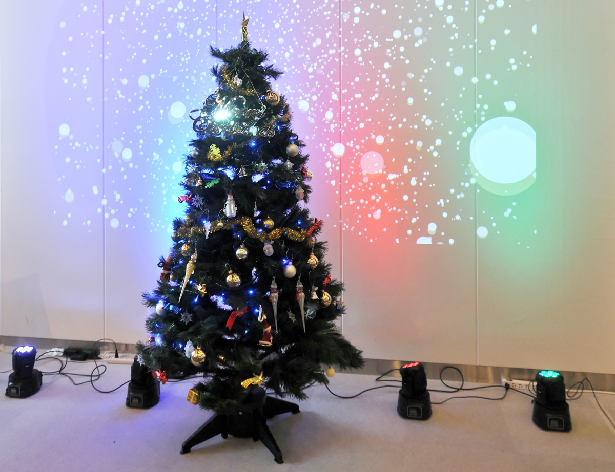 図1-39.クリスマスツリーをムービングヘッドライトで彩る（2023/11/25）